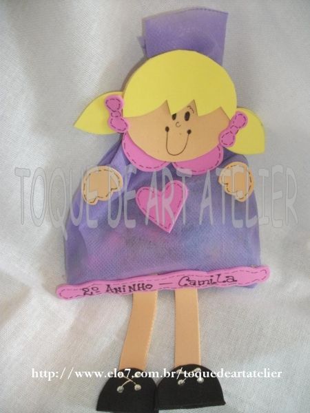 Lembrancinha Menina saquinho em tnt e detalhes em e.v.a
