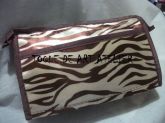 Necessaire zebra marrom.