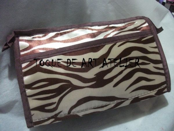 Necessaire zebra marrom.